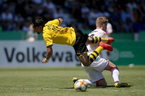 Aspach, Germany 30.05.2019, Deutsche A-Junioren-Meisterschaft, A-Junioren Finale VfB Stuttgart - BV Borussia Dortmund, Immanuel Pherai (BVB U19) und Luca Mack (VfB U19) im Zweikampf ( Defodi-09-541-017308