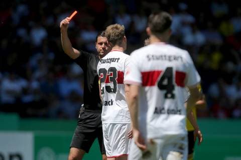 Aspach, Germany 30.05.2019, Deutsche A-Junioren-Meisterschaft, A-Junioren Finale VfB Stuttgart - BV Borussia Dortmund, Schiedsrichter Christian Dietz zeigt die rote Karte fuer Luca Mack (VfB U19) ( Defodi-09-541-017309