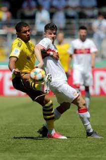 Aspach, Germany 30.05.2019, Deutsche A-Junioren-Meisterschaft, A-Junioren Finale VfB Stuttgart - BV Borussia Dortmund, Paul-Philipp Besong (BVB U19) und Antonis Aidonis (VfB U19) im Zweikampf ( Defodi-09-541-017305