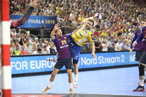 Luka Cindric (PGE Vive Kielce) gegen Nemanja Ilic FC Barcelona, Barca Lassa), Handball, Männer, Velux EHF Final Four, Spiel um Platz 3, FC Barcelona Lassa vs PGE Vieve Kielce, 02.06.19 Köln Lanxess-Arena Nordrhein-Westfalen Germany
