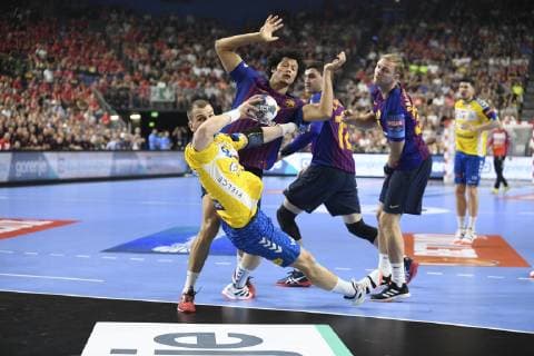 Artsem Karalek (PGE Vive Kielce) gegen Thiagus Goncalves dos Santos (links) und Aron Palmarsson (beide FC Barcelona, Barca Lassa), Handball, Männer, Velux EHF Final Four, Spiel um Platz 3, FC Barcelona Lassa vs PGE Vieve Kielce, 02.06.19 Köln Lanxess-Arena Nordrhein-Westfalen Germany