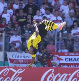 Sport Themen der Woche KW22 Sport Bilder des Tages Finale Deutsche Meisterschaft A-Junioren U19 VfB Stuttgart - U19 Borussia Dortmund Deutschland, Großaspach, 02.06.2019, Fussball, A-Junioren, Finale Deutsche Meisterschaft, Saison 2018 2019, U19 VfB Stuttgart - U19 Borussia Dortmund: 3:4 Torsxchütze für Dortmund Paul-Phlipp Besong mit Salto.