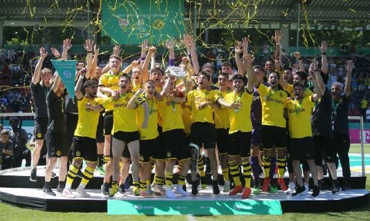 Finale Deutsche Meisterschaft A-Junioren U19 VfB Stuttgart - U19 Borussia Dortmund Deutschland, Großaspach, 02.06.2019, Fussball, A-Junioren, Finale Deutsche Meisterschaft, Saison 2018 2019, U19 VfB Stuttgart - U19 Borussia Dortmund: Deutscher Meister U19 Borussia Dortmund, Kapitän Tobias Raschl mitte mit Pokal.