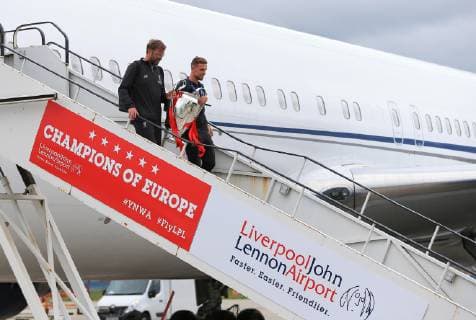 FuÃŸball, Champions League Sieger FC Liverpool - Ankunft auf dem John Lennon Airport 2nd June 2019, Liverpool John Lennon Airport, Liverpool, Merseyside; Liverpool FC return to Liverpool after their Champions League final win over Tottenham Hotspur on 1st June in Madrid; Liverpool manager Jurgen Klopp and Liverpool captain Jordan Henderson with the trophy and their medals as they walk down the steps from the aircraft  ActionPlus12140555 DavidxBlunsden