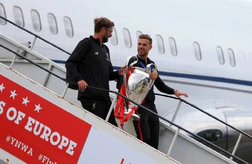 FuÃŸball, Champions League Sieger FC Liverpool - Ankunft auf dem John Lennon Airport 2nd June 2019, Liverpool John Lennon Airport, Liverpool, Merseyside; Liverpool FC return to Liverpool after their Champions League final win over Tottenham Hotspur on 1st June in Madrid; Liverpool manager Jurgen Klopp and Liverpool captain Jordan Henderson with the trophy and their medals as they walk down the steps from the aircraft  ActionPlus12140557 DavidxBlunsden
