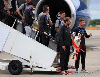 FuÃŸball, Champions League Sieger FC Liverpool - Ankunft auf dem John Lennon Airport 2nd June 2019, Liverpool John Lennon Airport, Liverpool, Merseyside; Liverpool FC return to Liverpool after their Champions League final win over Tottenham Hotspur on 1st June in Madrid; Liverpool manager Jurgen Klopp and Liverpool captain Jordan Henderson hold the trophy as they lead the squad from the aircraft  ActionPlus12140558 DavidxBlunsden
