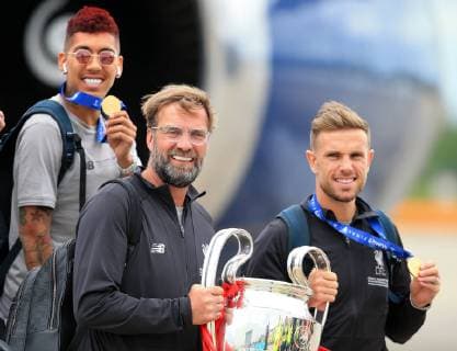 Sport Bilder des Tages FuÃŸball, Champions League Sieger FC Liverpool - Ankunft auf dem John Lennon Airport 2nd June 2019, Liverpool John Lennon Airport, Liverpool, Merseyside; Liverpool FC return to Liverpool after their Champions League final win over Tottenham Hotspur on 1st June in Madrid; Liverpool manager Jurgen Klopp and Liverpool captain Jordan Henderson with the trophy and their medals as they step off the aircraft  ActionPlus12140559 DavidxBlunsden