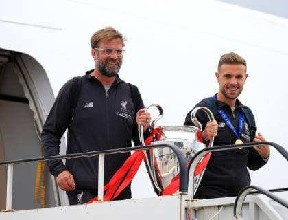 FuÃŸball, Champions League Sieger FC Liverpool - Ankunft auf dem John Lennon Airport 2nd June 2019, Liverpool John Lennon Airport, Liverpool, Merseyside; Liverpool FC return to Liverpool after their Champions League final win over Tottenham Hotspur on 1st June in Madrid; Liverpool manager Jurgen Klopp and Liverpool captain Jordan Henderson with the trophy as they walk down the steps from the aircraft  ActionPlus12140561 DavidxBlunsden