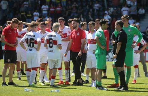 Finale Deutsche Meisterschaft A-Junioren U19 VfB Stuttgart - U19 Borussia Dortmund Deutschland, Großaspach, 02.06.2019, Fussball, A-Junioren, Finale Deutsche Meisterschaft, Saison 2018 2019, U19 VfB Stuttgart - U19 Borussia Dortmund: VFB Spieler entäuscht nach Niederlage.