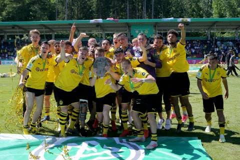 Aspach, Germany 02.06.2019, Deutsche A-Junioren-Meisterschaft, A-Junioren Finale VfB Stuttgart - BV Borussia Dortmund, Das BVB Team mit der Meisterschale ( Defodi-09-541-017327