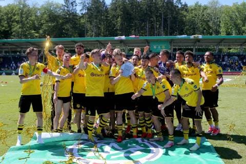 Aspach, Germany 02.06.2019, Deutsche A-Junioren-Meisterschaft, A-Junioren Finale VfB Stuttgart - BV Borussia Dortmund, Das BVB Team mit der Meisterschale ( Defodi-09-541-017328