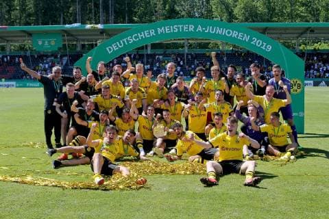 Sport Themen der Woche KW22 Sport Bilder des Tages Aspach, Germany 02.06.2019, Deutsche A-Junioren-Meisterschaft, A-Junioren Finale VfB Stuttgart - BV Borussia Dortmund, Das BVB Team mit der Meisterschale ( Defodi-09-541-017329