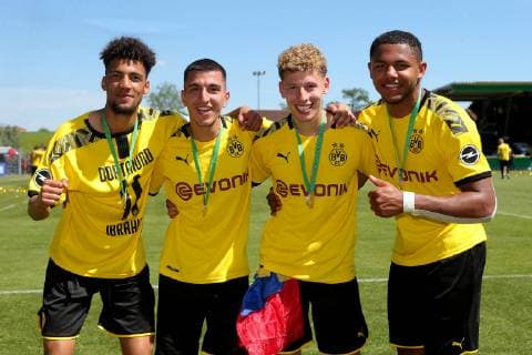 Aspach, Germany 02.06.2019, Deutsche A-Junioren-Meisterschaft, A-Junioren Finale VfB Stuttgart - BV Borussia Dortmund, Yassin Ibrahim (BVB U19), Enrique Pena Zauner (BVB U19) und Paul-Philipp Besong (BVB U19) nach dem Sieg ( Defodi-09-541-017332