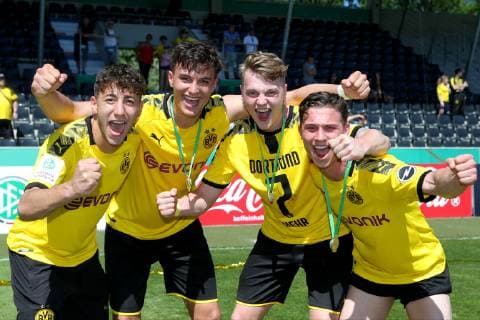 Aspach, Germany 02.06.2019, Deutsche A-Junioren-Meisterschaft, A-Junioren Finale VfB Stuttgart - BV Borussia Dortmund, Robin Kehr (BVB U19) und Mitspieler feiern den Sieg ( Defodi-09-541-017333