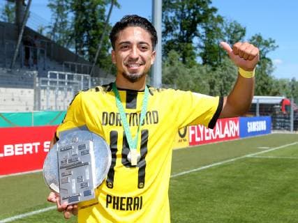Aspach, Germany 02.06.2019, Deutsche A-Junioren-Meisterschaft, A-Junioren Finale VfB Stuttgart - BV Borussia Dortmund, Immanuel Pherai (BVB U19) mit der Meisterschale ( Defodi-09-541-017335