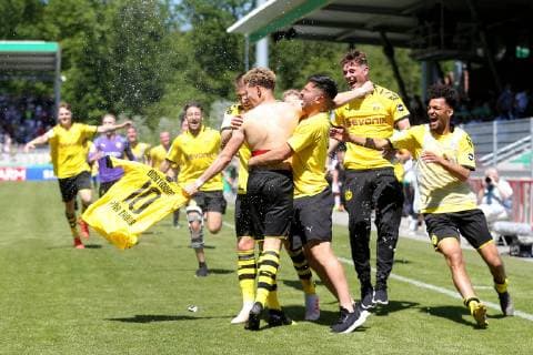 Aspach, Germany 02.06.2019, Deutsche A-Junioren-Meisterschaft, A-Junioren Finale VfB Stuttgart - BV Borussia Dortmund, Enrique Pena Zauner (BVB U19) und das Team jubel nach dem 3:5 ( Defodi-09-541-017338