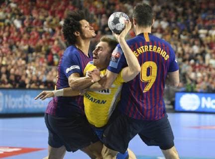 Artsem Karalek (PGE Vive Kielce) in der Mangel von Thiagus Goncalves dos Santos (links) und Raul Entrerrios (beide FC Barcelona, Barca Lassa), Handball, Männer, Velux EHF Final Four, Spiel um Platz 3, FC Barcelona Lassa vs PGE Vieve Kielce, 02.06.19 Köln Lanxess-Arena Nordrhein-Westfalen Germany