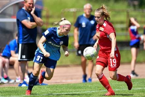 Antonia Hornberg (SG Andernach,31) setzt sich gegen Marta Schrey (Union BErlin,19) durch, 02.06.2019, Andernach, Fussball, Relegation Aufstieg 2.Frauenbundesliga SG 99 Andernach - 1.FC Union Berlin, DFB DFL REGULATIONS PROHIBIT ANY USE OF PHOTOGRAPHS AS IMAGE SEQUENCES AND OR QUASI-VIDEO.