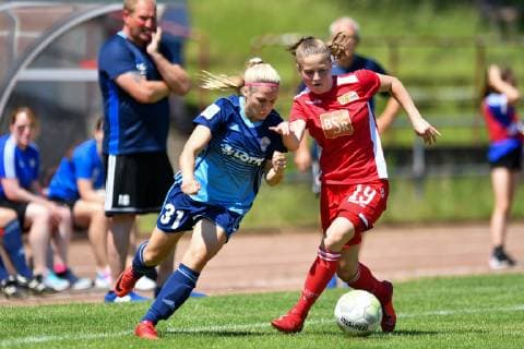 Antonia Hornberg (SG Andernach,31) setzt sich gegen Marta Schrey (Union BErlin,19) durch, 02.06.2019, Andernach, Fussball, Relegation Aufstieg 2.Frauenbundesliga SG 99 Andernach - 1.FC Union Berlin, DFB DFL REGULATIONS PROHIBIT ANY USE OF PHOTOGRAPHS AS IMAGE SEQUENCES AND OR QUASI-VIDEO.