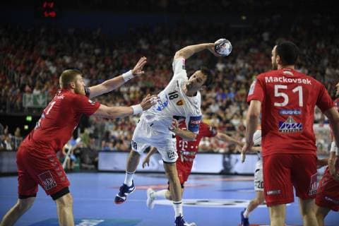 Igor Karacic (HC Vardar) gegen Blaz Blagotinsek (Telekom Veszprem HC), Handball, Männer, Velux EHF Final Four, Finale, HC Vardar vs Telekom Veszprem, 02.06.19 Köln Lanxess-Arena Nordrhein-Westfalen Germany