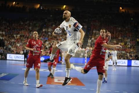 Dreher von Timur Dibirov (HC Vardar). Kentin Mahe (Telekom Veszprem HC) kam zu spät, Handball, Männer, Velux EHF Final Four, Finale, HC Vardar vs Telekom Veszprem, 02.06.19 Köln Lanxess-Arena Nordrhein-Westfalen Germany
