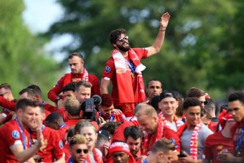 FuÃŸball, Champions League Sieger FC Liverpool feiert den Triumph mit den Fans 2nd June 2019, Liverpool, Merseyside; Liverpool FC celebration parade after their Champions League final win over Tottenham Hotspur in Madrid on 1st June; Liverpool goalkeeper Alisson Becker waves to the crowds lining the route  ActionPlus12140706 DavidxBlunsden