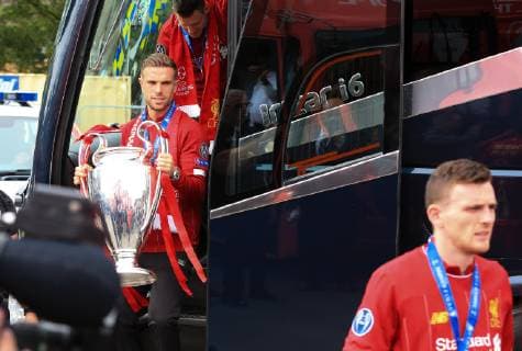 FuÃŸball, Champions League Sieger FC Liverpool feiert den Triumph mit den Fans 2nd June 2019, Liverpool, Merseyside; Liverpool FC celebration parade after their Champions League final win over Tottenham Hotspur in Madrid on 1st June; Jordan Henderson of Liverpool carries the trophy to the team s open top bus  ActionPlus12140707 DavidxBlunsden