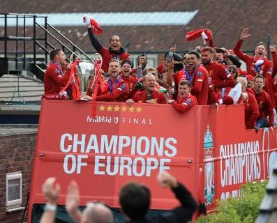 FuÃŸball, Champions League Sieger FC Liverpool feiert den Triumph mit den Fans 2nd June 2019, Liverpool, Merseyside; Liverpool FC celebration parade after their Champions League final win over Tottenham Hotspur in Madrid on 1st June; James Milner of Liverpool and Jordan Henderson of Liverpool cheer as they hold the trophy at the front of the team s bus  ActionPlus12140714 DavidxBlunsden