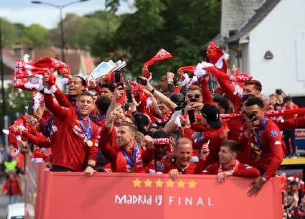 FuÃŸball, Champions League Sieger FC Liverpool feiert den Triumph mit den Fans 2nd June 2019, Liverpool, Merseyside; Liverpool FC celebration parade after their Champions League final win over Tottenham Hotspur in Madrid on 1st June; the Liverpool players wave scarves above their heads  ActionPlus12140715 DavidxBlunsden