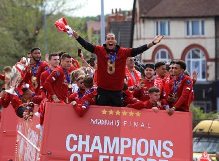 FuÃŸball, Champions League Sieger FC Liverpool feiert den Triumph mit den Fans 2nd June 2019, Liverpool, Merseyside; Liverpool FC celebration parade after their Champions League final win over Tottenham Hotspur in Madrid on 1st June; Virgil van Dijk of Liverpool waves to the crowds from the front of the team bus  ActionPlus12140716 DavidxBlunsden