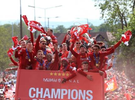 FuÃŸball, Champions League Sieger FC Liverpool feiert den Triumph mit den Fans 2nd June 2019, Liverpool, Merseyside; Liverpool FC celebration parade after their Champions League final win over Tottenham Hotspur in Madrid on 1st June; the Liverpool players wave scarves form the top deck of the team bus  ActionPlus12140717 DavidxBlunsden