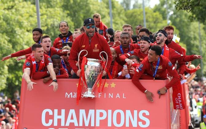 IMAGO Iconic Moments, FuÃŸball Sport Themen der Woche KW22 Sport Bilder des Tages FuÃŸball, Champions League Sieger FC Liverpool feiert den Triumph mit den Fans 2nd June 2019, Liverpool, Merseyside; Liverpool FC celebration parade after their Champions League final win over Tottenham Hotspur in Madrid on 1st June; Liverpool manager Jurgen Klopp holds the Champions League trophy at the front of the team bus  ActionPlus12140718 DavidxBlunsden
