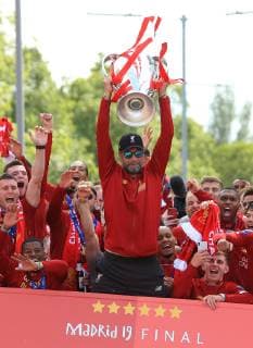 FuÃŸball, Champions League Sieger FC Liverpool feiert den Triumph mit den Fans 2nd June 2019, Liverpool, Merseyside; Liverpool FC celebration parade after their Champions League final win over Tottenham Hotspur in Madrid on 1st June; Liverpool manager Jurgen Klopp raises the Champions League trophy at the front of the team bus  ActionPlus12140720 DavidxBlunsden