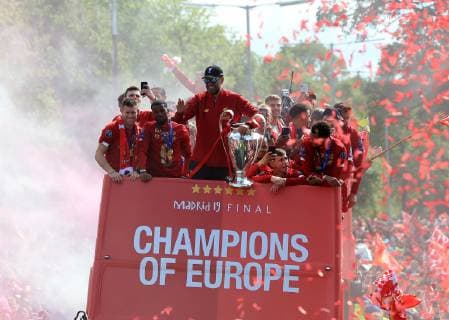 FuÃŸball, Champions League Sieger FC Liverpool feiert den Triumph mit den Fans 2nd June 2019, Liverpool, Merseyside; Liverpool FC celebration parade after their Champions League final win over Tottenham Hotspur in Madrid on 1st June; Liverpool manager Jurgen Klopp raises the Champions League trophy at the front of the team bus  ActionPlus12140721 DavidxBlunsden