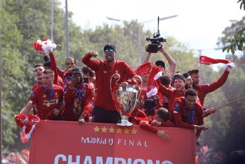 FuÃŸball, Champions League Sieger FC Liverpool feiert den Triumph mit den Fans 2nd June 2019, Liverpool, Merseyside; Liverpool FC celebration parade after their Champions League final win over Tottenham Hotspur in Madrid on 1st June; Liverpool manager Jurgen Klopp punches the air in celebration as he holds the Champions League trophy at the front of the team bus  ActionPlus12140722 DavidxBlunsden