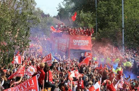FuÃŸball, Champions League Sieger FC Liverpool feiert den Triumph mit den Fans 2nd June 2019, Liverpool, Merseyside; Liverpool FC celebration parade after their Champions League final win over Tottenham Hotspur in Madrid on 1st June; the Liverpool open top bus negotiates the Childwall Fiveways roundabout surrounded by a sea of fans  ActionPlus12140723 DavidxBlunsden