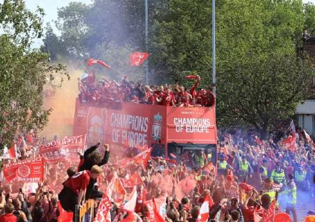 FuÃŸball, Champions League Sieger FC Liverpool feiert den Triumph mit den Fans 2nd June 2019, Liverpool, Merseyside; Liverpool FC celebration parade after their Champions League final win over Tottenham Hotspur in Madrid on 1st June; the Liverpool open top bus negotiates the Childwall Fiveways roundabout surrounded by a sea of fans  ActionPlus12140724 DavidxBlunsden