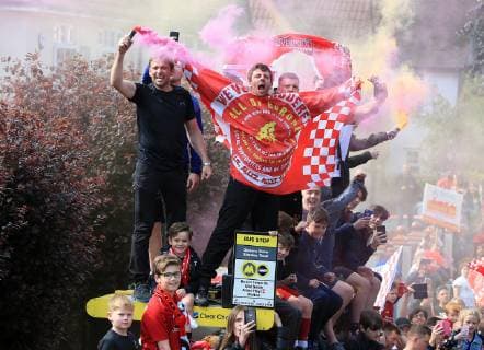 FuÃŸball, Champions League Sieger FC Liverpool feiert den Triumph mit den Fans 2nd June 2019, Liverpool, Merseyside; Liverpool FC celebration parade after their Champions League final win over Tottenham Hotspur in Madrid on 1st June; fans on top of a bus stop wave their flags as the team bus passes  ActionPlus12140725 DavidxBlunsden