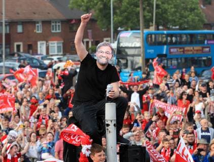 FuÃŸball, Champions League Sieger FC Liverpool feiert den Triumph mit den Fans 2nd June 2019, Liverpool, Merseyside; Liverpool FC celebration parade after their Champions League final win over Tottenham Hotspur in Madrid on 1st June; a Liverpool fan wearing a Jurgen Klopp face mask waves after climbing a lamp post  ActionPlus12140727 DavidxBlunsden