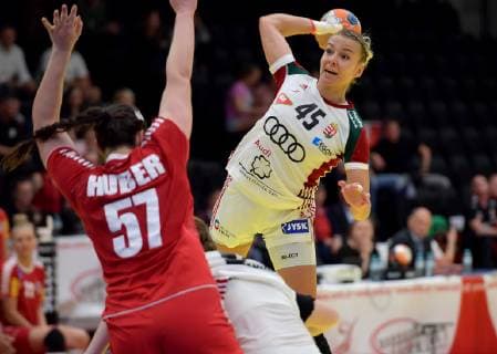 HANDBALL - IHF WC quali, AUT vs HUN GRAZ,AUSTRIA,02.JUN.19 - HANDBALL - IHF Women World Championships Qualification, play-off, international match, Länderspiel, Nationalmannschaft Austria vs Hungary. Image shows Josefine Huber (AUT) and Noemi Hafra (HUN). GEPAxpictures xMichaelxRiedler