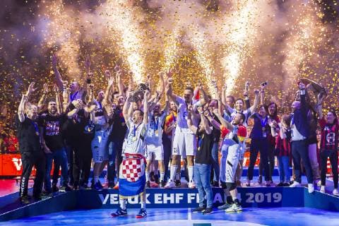 Köln, Deutschland 02. Juni 2019: Handball - EHF CL Finale - HC Vardar Skopje vs. Telekom Veszprem Champions League Sieger 2019, HC Vardar Skopje, Igor Karacic (HC Vardar) reckt den Pokal in die Höhe Köln Lanxess Arena Deutschland