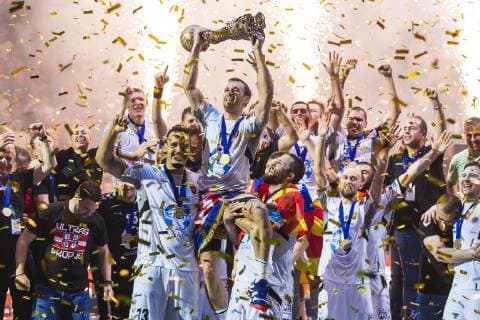 Köln, Deutschland 02. Juni 2019: Handball - EHF CL Finale - HC Vardar Skopje vs. Telekom Veszprem Champions League Sieger 2019, HC Vardar Skopje, Igor Karacic (HC Vardar) reckt den Pokal in die Höhe Köln Lanxess Arena Deutschland