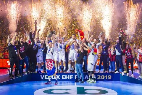 Köln, Deutschland 02. Juni 2019: Handball - EHF CL Finale - HC Vardar Skopje vs. Telekom Veszprem Champions League Sieger 2019, HC Vardar Skopje, Igor Karacic (HC Vardar) reckt den Pokal in die Höhe Köln Lanxess Arena Deutschland