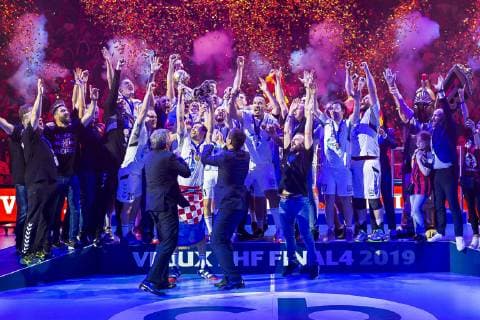 Köln, Deutschland 02. Juni 2019: Handball - EHF CL Finale - HC Vardar Skopje vs. Telekom Veszprem Champions League Sieger 2019, die Mannschaft von HC Vardar Skopje, Igor Karacic (HC Vardar) reckt den Pokal in die Höhe Köln Lanxess Arena Deutschland