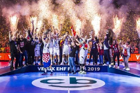 Köln, Deutschland 02. Juni 2019: Handball - EHF CL Finale - HC Vardar Skopje vs. Telekom Veszprem Champions League Sieger 2019, die Mannschaft von HC Vardar Skopje, Igor Karacic (HC Vardar) reckt den Pokal in die Höhe Köln Lanxess Arena Deutschland