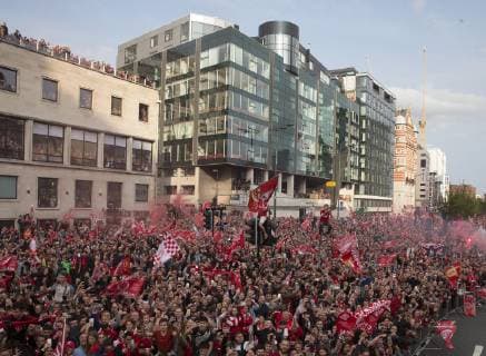 FuÃŸball, Champions League Sieger FC Liverpool feiert den Triumph mit den Fans 2nd June 2019, Liverpool, Merseyside; Liverpool FC celebration parade after their Champions League final win over Tottenham Hotspur in Madrid on 1st June; thousands of fans line the route along the Strand as the team bus passes  ActionPlus12140801 DavidxBlunsden