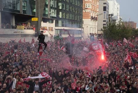 FuÃŸball, Champions League Sieger FC Liverpool feiert den Triumph mit den Fans 2nd June 2019, Liverpool, Merseyside; Liverpool FC celebration parade after their Champions League final win over Tottenham Hotspur in Madrid on 1st June; thousands of fans line the route as the team bus passes the Royal Liver Building  ActionPlus12140802 DavidxBlunsden