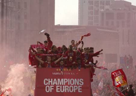 FuÃŸball, Champions League Sieger FC Liverpool feiert den Triumph mit den Fans 2nd June 2019, Liverpool, Merseyside; Liverpool FC celebration parade after their Champions League final win over Tottenham Hotspur in Madrid on 1st June; the Liverpool team, led by captain Jordan Henderson sing You ll Never Walk Alone as the team bus passes along the Strand lined with thousands of fans  ActionPlus12140803 DavidxBlunsden