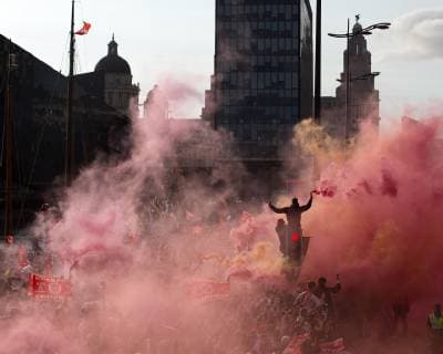 FuÃŸball, Champions League Sieger FC Liverpool feiert den Triumph mit den Fans 2nd June 2019, Liverpool, Merseyside; Liverpool FC celebration parade after their Champions League final win over Tottenham Hotspur in Madrid on 1st June; the team bus is shrouded in smoke from flares lit among the thousands of fans lining the route in Liverpool city centre  ActionPlus12140804 DavidxBlunsden