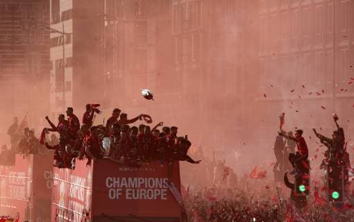 Sport Themen der Woche KW22 Sport Bilder des Tages FuÃŸball, Champions League Sieger FC Liverpool feiert den Triumph mit den Fans 2nd June 2019, Liverpool, Merseyside; Liverpool FC celebration parade after their Champions League final win over Tottenham Hotspur in Madrid on 1st June; an inflatable trophy floats above the team bus as it passes along the Strand  ActionPlus12140805 DavidxBlunsden